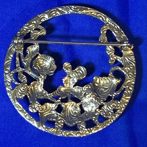 Pink Roses and Faux Pearls Gold Tone Circle Brooch - Picture 3 of 6